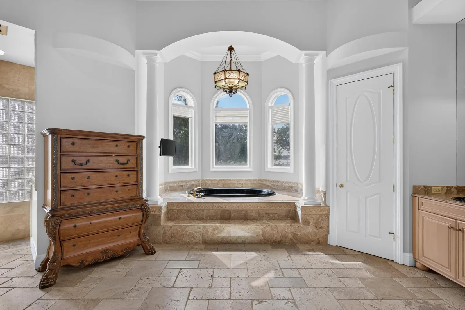 Primary bath with bay windows and soaking tub in Jacksonville, FL. Real estate photography by Megapixeler